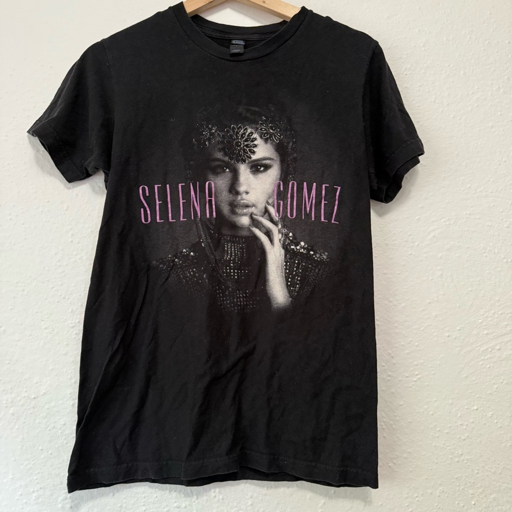 Selena Gomez concert tshirt size small